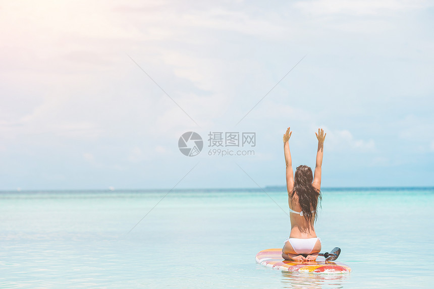 桨板上冲浪的女人图片