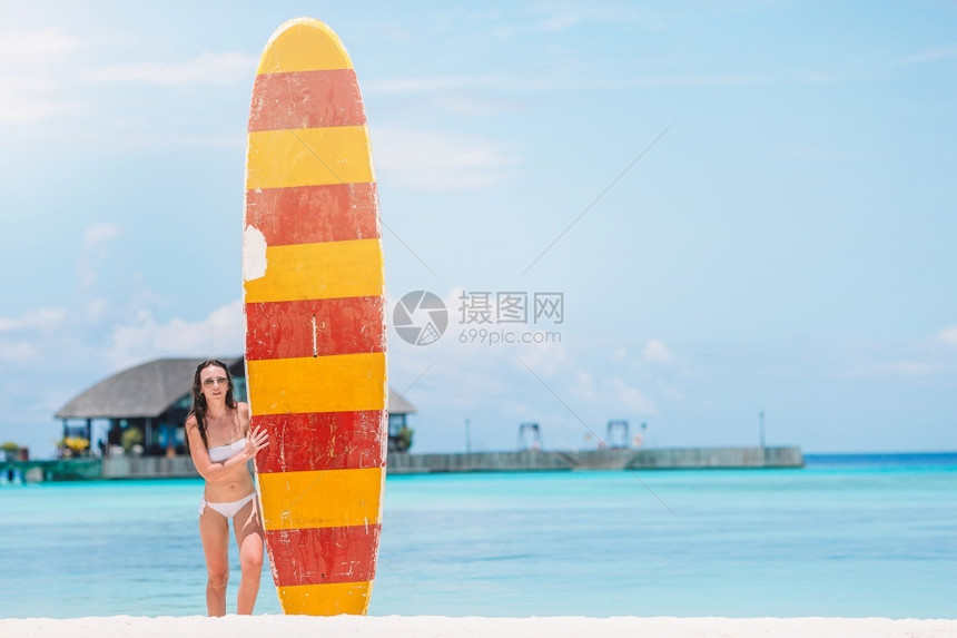 冲浪的女人假期在海边图片