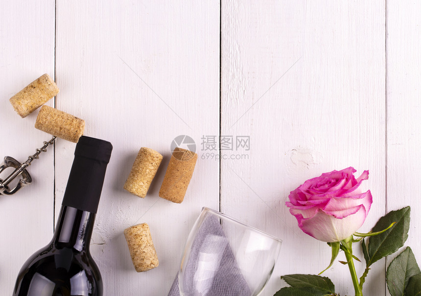 植物奢华假期酒瓶装软木塞和白桌上的玫瑰图片