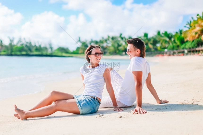 年青夫妇享受海滩度假图片