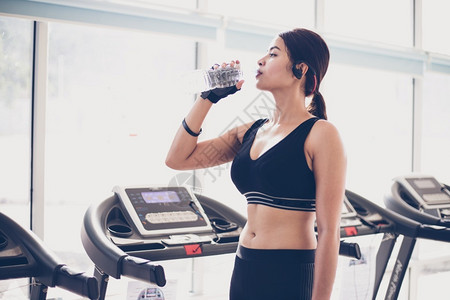在健身锻炼后运动妇女作为的饮用水健康概念女孩练习身体图片