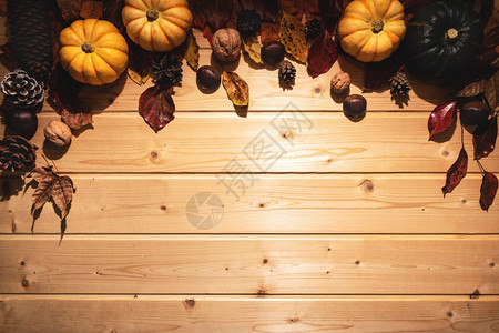 木制的坚果感恩节南瓜和坚果秋叶木背景设计图片