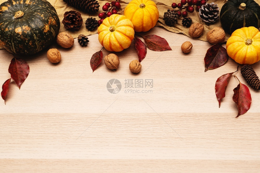 感恩节南瓜和坚果木背景图片