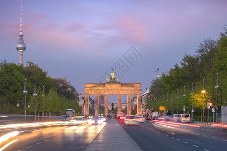 托游客旅行德国日落时柏林勃兰登堡门图片