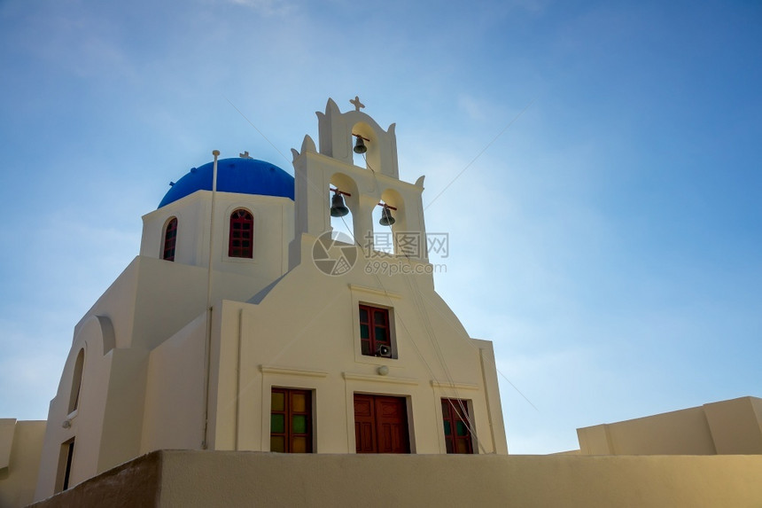 欧洲蓝色的希腊Sunny日圣托里尼积极活动教堂在圣托里尼的背光希腊教堂景观图片