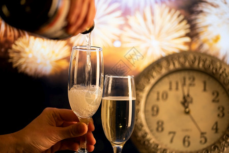 香槟杯午夜时钟和烟花新年香槟酒快乐的闪亮图片