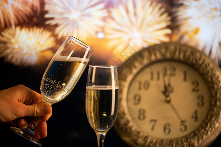 时钟爆炸矢量图香槟杯午夜时钟和烟花新年庆典的爆炸背景