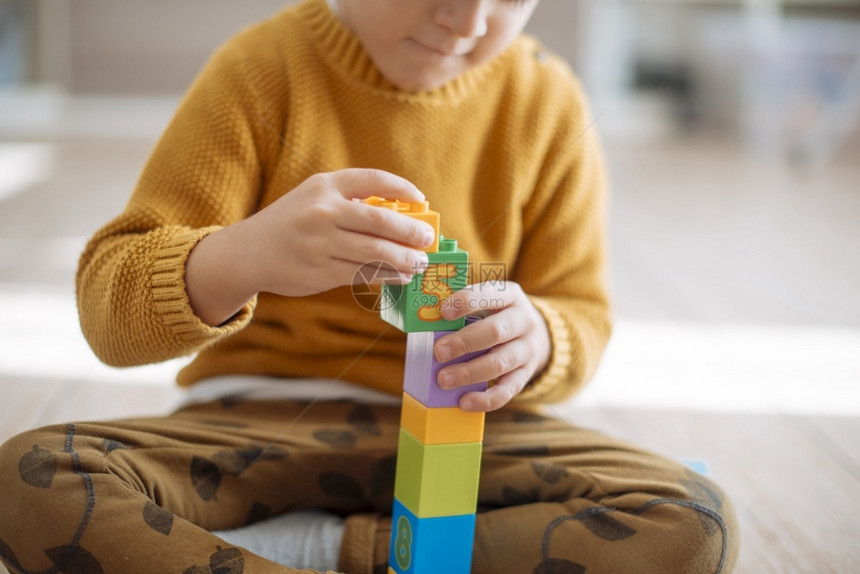 喜悦与立方体玩耍的高清晰度照片孩子与立方体玩乐趣独自的图片