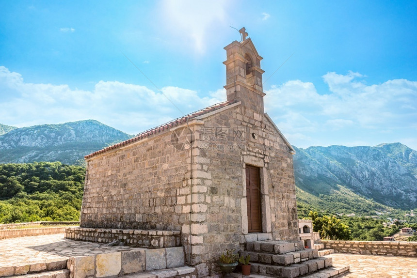 夏天圣萨瓦教堂上的明日黑山SvetiStefan山的圣萨瓦教堂上黑山太阳在教堂上蓝色的萨巴图片