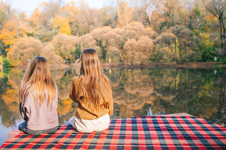 美丽的女孩在湖边秋天享受着美好的女孩在湖边温暖的秋天爱假期肖像图片