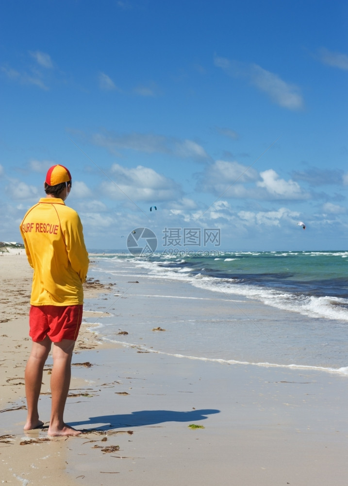 年轻男救生员看向海滩图片