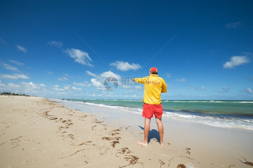 年轻男救生员查看海滩情况图片