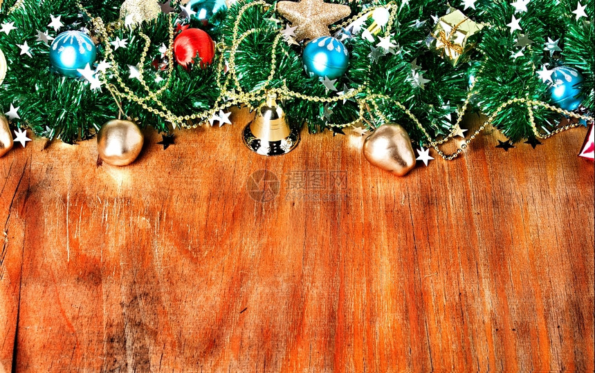 带有装饰品的圣诞边境木背景上的装饰品十二月团体玩具图片