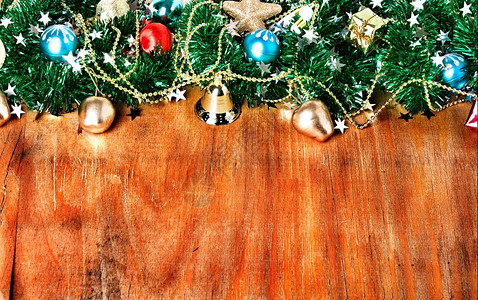 带有装饰品的圣诞边境木背景上的装饰品十二月团体玩具图片