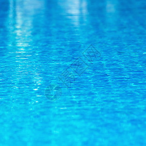 阳光清晰透明的泳池水底模糊度背景一正方形图片