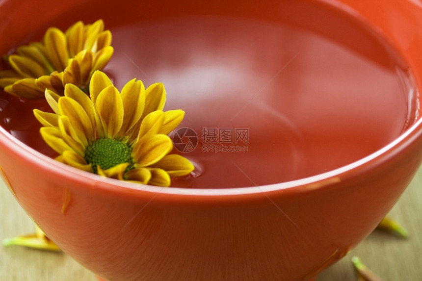 松弛柔软度SPA感波般的水和花朵洗澡图片