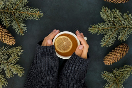 快乐带走雪可爱的冬天概念女人拿着茶杯图片