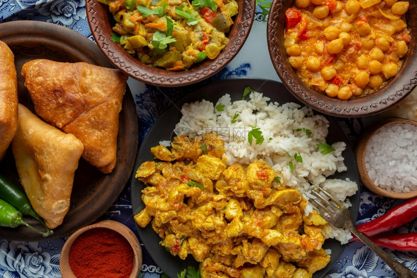 食谱拉杜美味的印度食品托盘顶视图糖图片