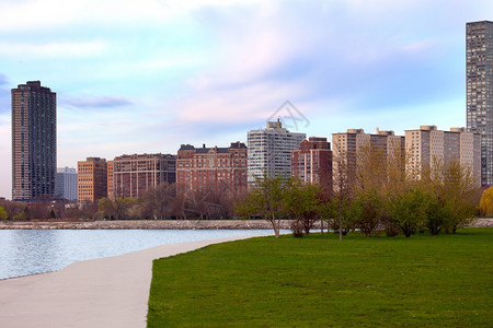 高楼美国伊利诺州芝加哥林肯公园蒙特罗斯港的住宅楼湖畔人们图片