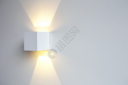 白墙上发光的现代LED灯家居装饰图片