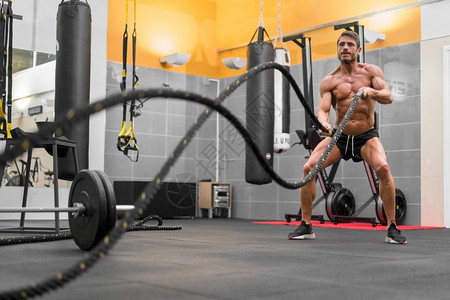 健身房锻炼肌肉健身的成年男子图片