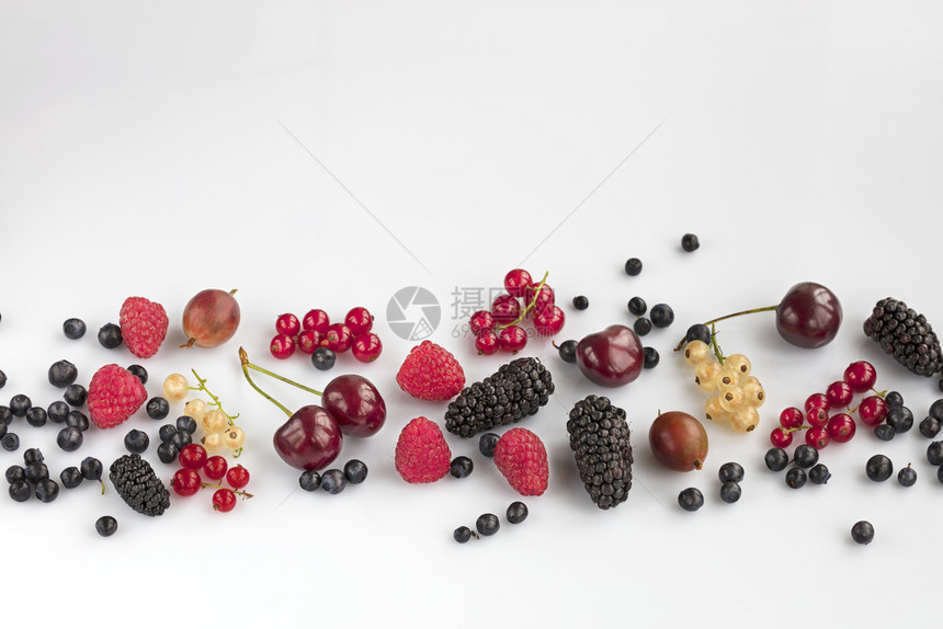 蓝莓草鹅红和黄卷心菜的浆果散布在一片白色背景上包括蓝莓红和黄色卷心菜的浆果上钥匙充满活力团体图片