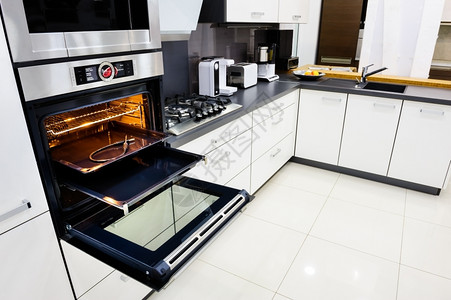 家现代豪华高档黑白额丰盛厨房清洁室内设计开着门的烤炉橱柜铬合金背景图片