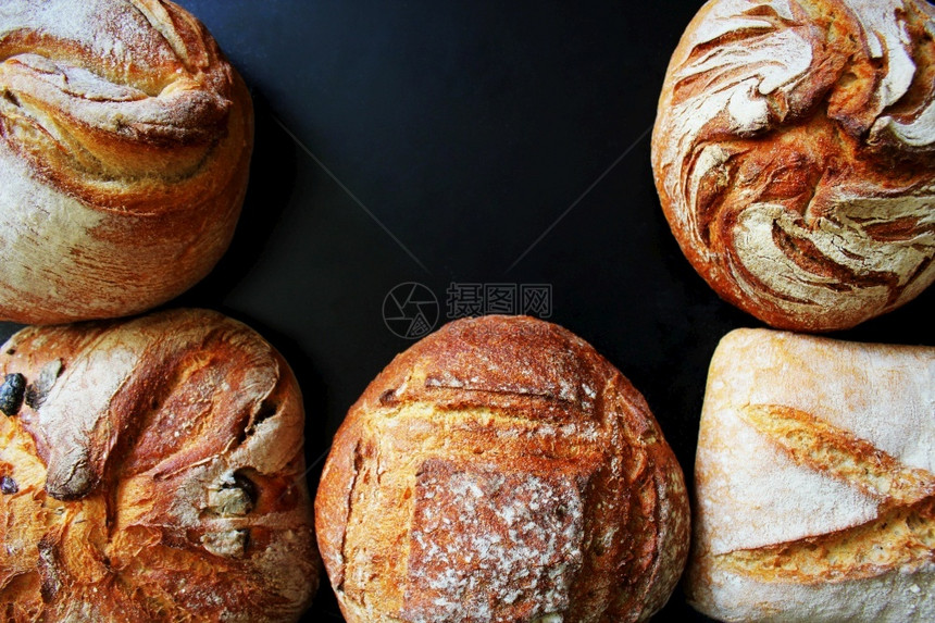 黑底面包谷物制品上不同类型面包的组装以及粮食一顿饭面包师图片