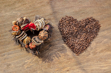 树枝上的干果心形装饰和咖啡豆背景图片