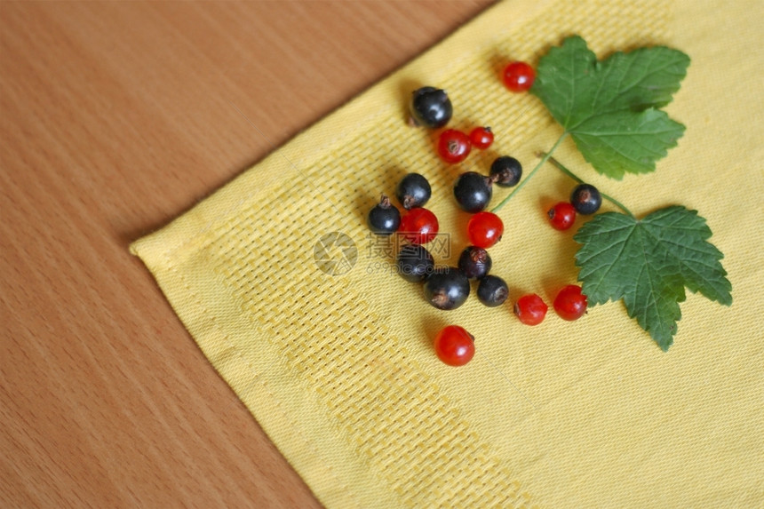 哪一个配料红莓和黑蓝草的图象在木质面上的黄布巾纸植物群图片