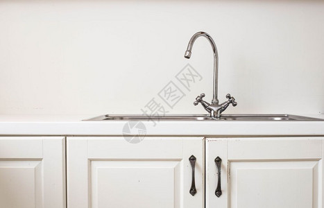 铬合金现代厨房与铁水槽特写图片
