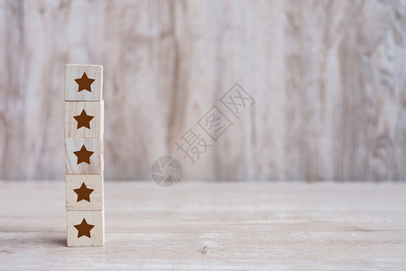 5分好评速度更好的女客户审查反馈评分级排位和服务概念包括5星号五的木块背景