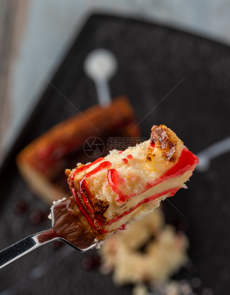面包店一片桑塞巴斯蒂安芝士蛋糕配上黑盘的酱汁木制背景圣塞巴斯蒂安芝士蛋糕卡路里起司图片