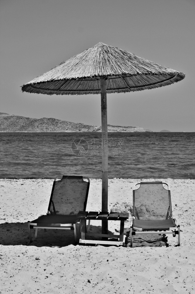莫罗佐娃希腊科斯岛蒂加基海滩两把椅子和雨伞在白沙滩上黑海二目的地图片