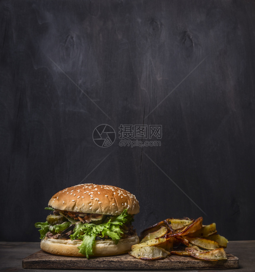 小吃型的土制汉堡包加金鱼和土豆煎炸在木制生锈背景边界的砍板上加和大蒜文本位置颜色图片