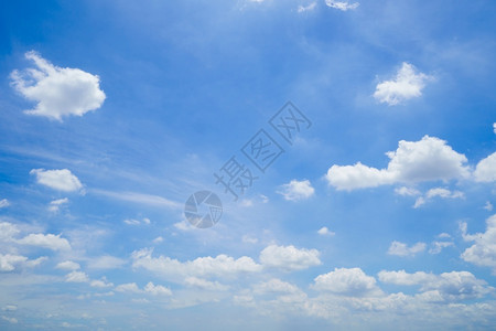 积雨云夏日的天空是明亮蓝有云在飘散当看着太阳时请放松天气美丽的图片