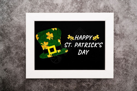 框架装饰圣帕特里克日节妖帽和照片框上的绿色Shamrocks庆典图片