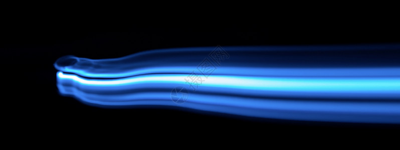 明亮地黑色背景上的蓝白亮光并有天然气概念的复制版间距关于天然气概念的蓝色和白光线奢华超过设计图片