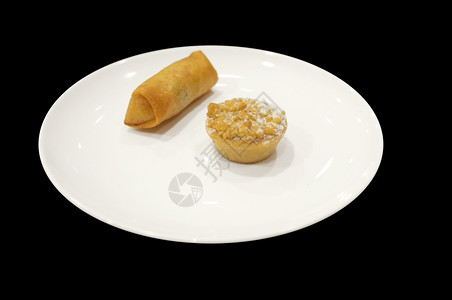 馅饼小吃开胃菜采样器配有春卷和白色盘子上的薄饼美食图片