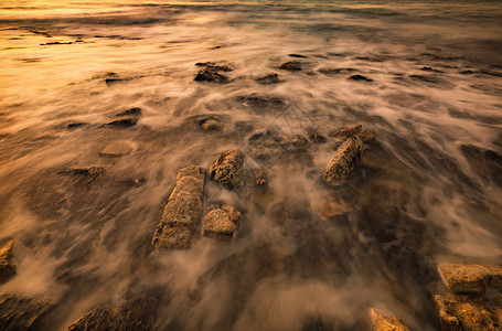 支撑海水中岩石的景创造情绪气氛接触流动图片