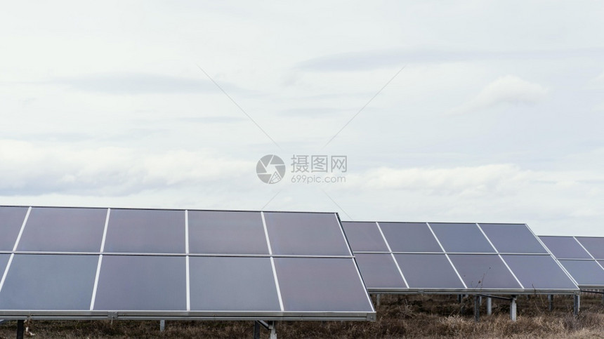自由活力技术发电田间区千兆瓦太阳能电池板图片