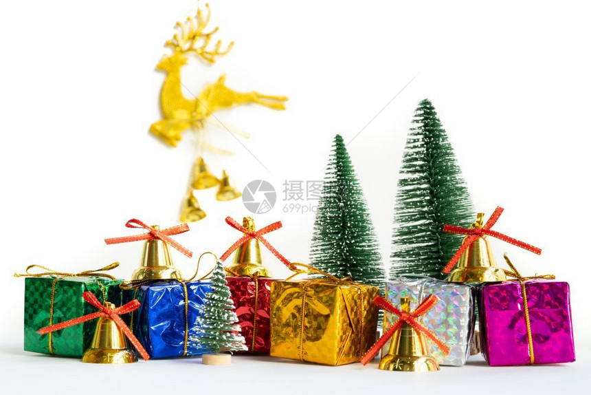 纸圣诞节背景概念圣诞礼物盒和树有金铃松锥白色的底边装饰风格冬天图片