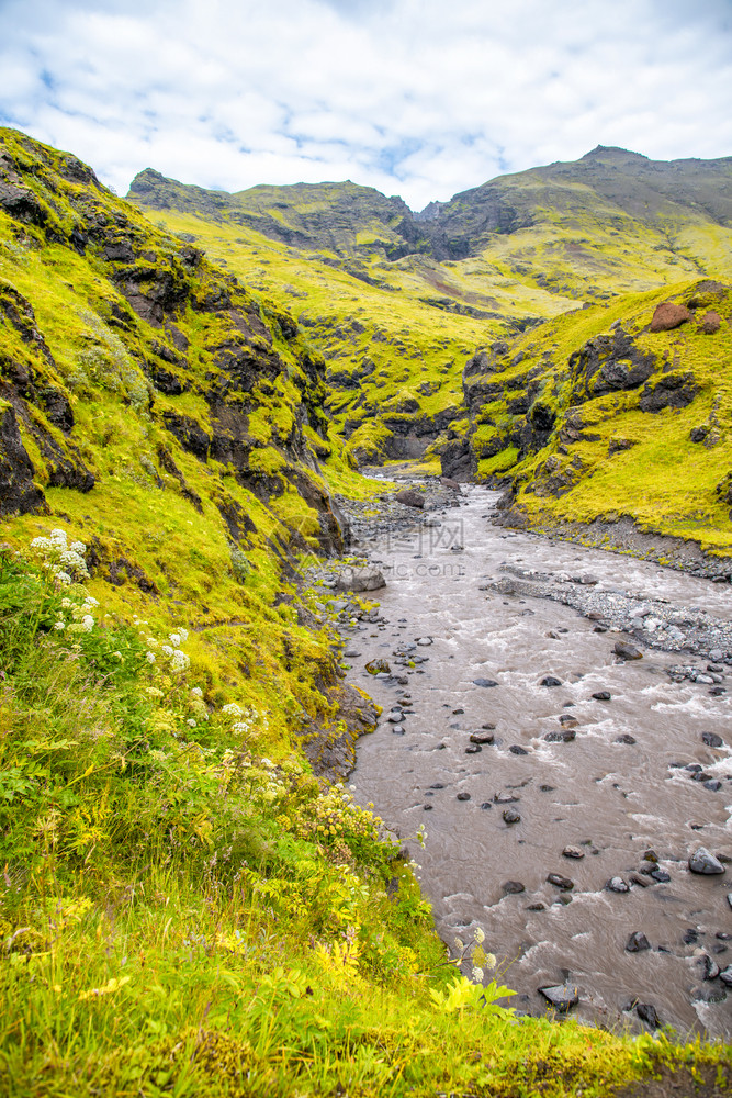 新鲜天空夏季冰岛风景河和山丘的夏季风景优美图片