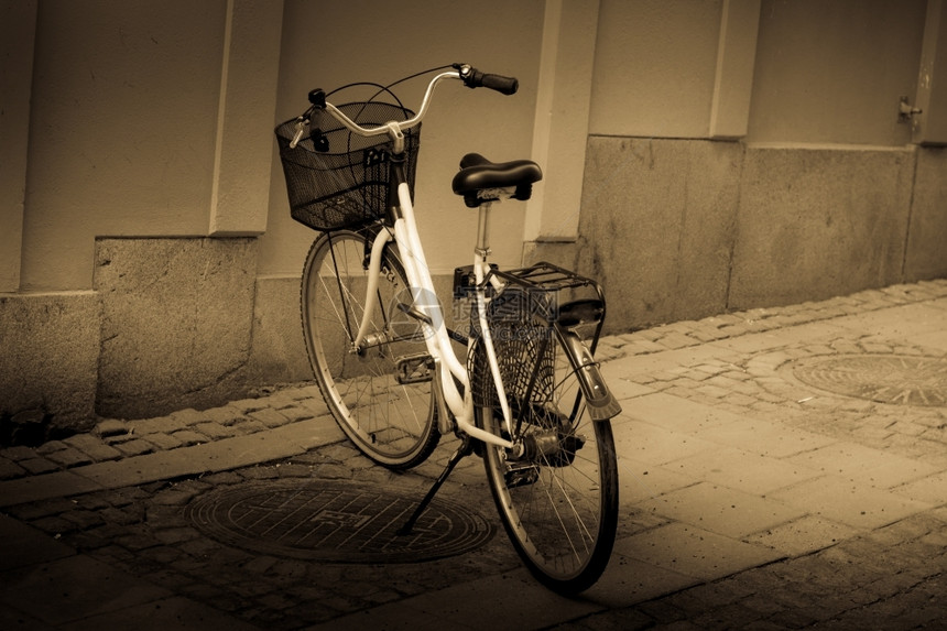 优质的瑞典斯德哥尔摩市古老的旧式城自行车轮文化图片