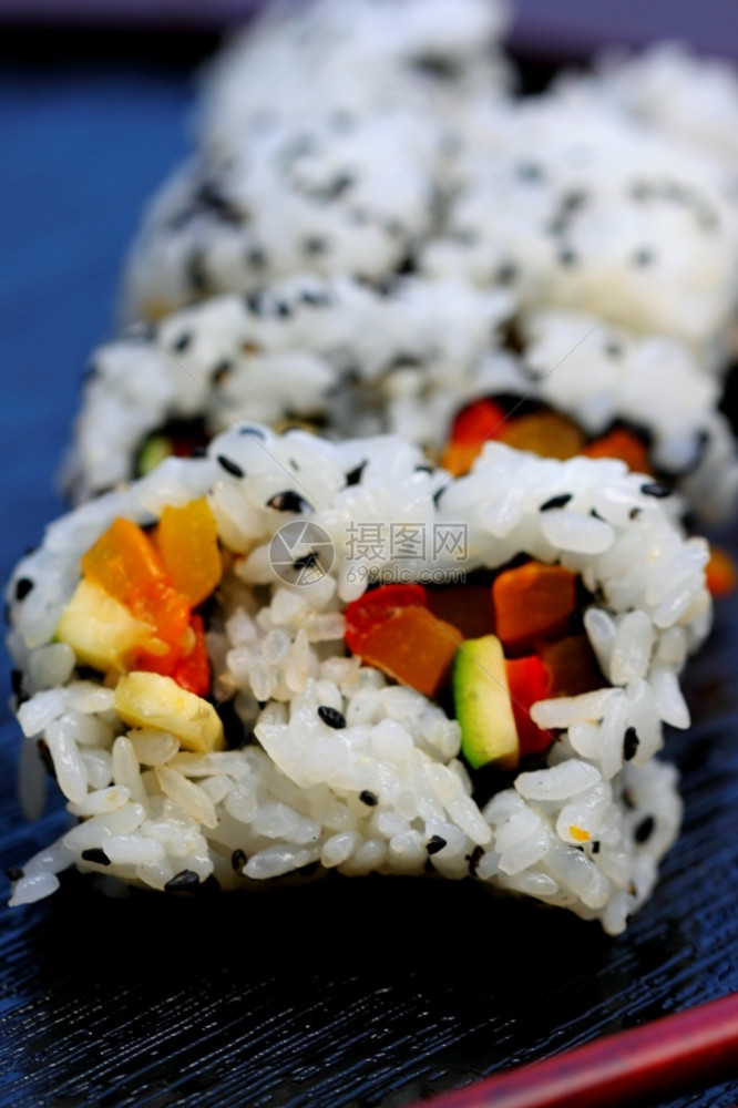 健康极受欢迎的日本食品寿司卡利弗尼亚卷鱼子酱晚餐美食图片