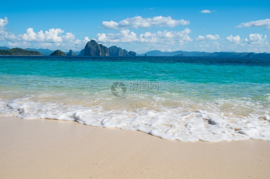 白色沙滩上美丽的蓝色海浪图片