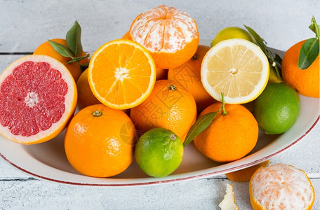 盘托新鲜季节水果酸多汁的金橘生图片