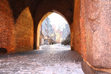 波兰老城格丹斯克的Mariacka门和街道欧洲的城市景观地标图片