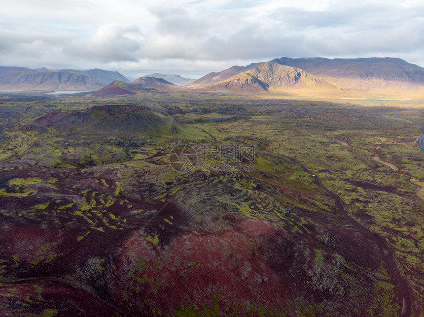 休眠覆盖苔的火山景观多云墙纸图片