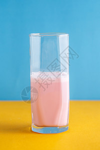 奶油玻璃浆果彩色背景的草莓奶昔图片